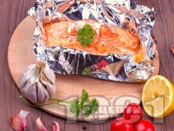 Печена риба сьомга с домати и лимон във фолио на фурна - снимка на рецептата